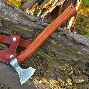 Hache viking artisanale en acier au carbone gravée d'un nœud celtique, hache à barbe avec manche en bois lisse et étui en cuir - Product Image 4