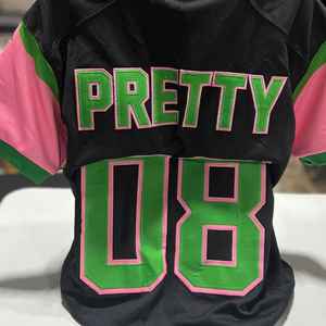 Camiseta Deportiva Negra AKA para Mujer, con Letras Griegas Bordadas, Tejido Transpirable de Primera Calidad, Cuello Redondo - Product Image 6