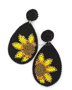 Pendientes Clásicos Bordados con Cuentas de Semilla y Forma de Gancho, Pieza Única para Conversación - Product Image 1