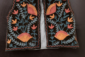 เสื้อกั๊กกำมะหยี่สไตล์วินเทจ ปักลายซูซานี งานฝีมือปักมือ สไตล์โบโฮชิค เหมาะสำหรับงานเทศกาล สำหรับผู้หญิง เสื้อแจ็คเก็ตซูซานี เสื้อกั๊กโค้ท ของขวัญสำหรับเธอ - Product Image 3