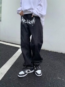 Vaqueros de hombre de moda con estampado de cara oscura, de mezclilla holgada, lavado medio, cintura media, estilo casual urbano, rectos, ecológicos y transpirables. - Product Image 4