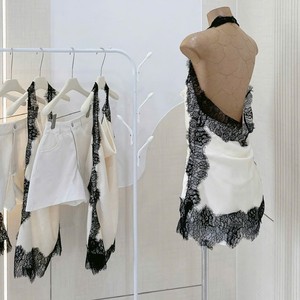 Robe longue élégante en satin blanc, sans bretelles, taille haute, coupe trapèze, avec bordure en dentelle noire contrastante, sans manches, respirante - Product Image 2