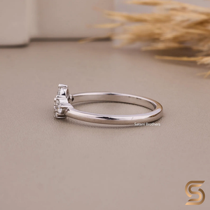 Anillo de banda con diseño minimalista de moissanita en oro blanco de 14K, elegante y con corte redondo, perfecto para bodas - Product Image 4