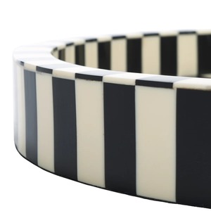 Plateau de service rond décoratif noir et blanc, idéal pour les réunions familiales, les fêtes et les cadeaux, provenant d'Inde. - Product Image 2