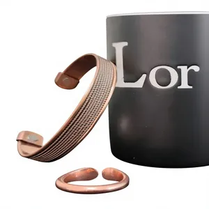 Elegante Brazalete Magnético de Cobre Puro con Detalle de Nudos Geométricos, Joyería de Moda de Lujo Hecha a Mano con Grabado - Product Image 4