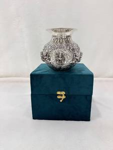 Kalash de latón de alto acabado, finamente tallado y hecho a mano, para regalos de Diwali, hecho en India. - Product Image 1