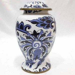 Jarrón de Jengibre Japonés Hecho a Mano, Pintado a Mano en Azul y Blanco, Decoración para el Hogar con Tapa y Diseño Floral - Product Image 1