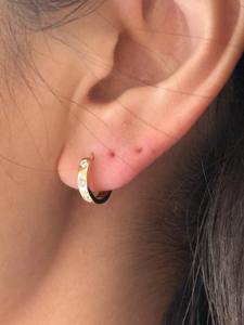 Pendientes de Aro Huggie de Oro Sólido de 14K con Diamantes Cultivados en Laboratorio, Regalo Minimalista para Mujer - Product Image 3