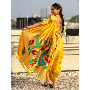 Sari en soie douce jaune Nauvari Paithani, robe de mariée spéciale avec motifs de pois tissés en zari et pallu de paon - Product Image 2