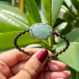 Pulsera de Aventurina Verde Hecha a Mano con Cordón de Oliva Ajustable, Joyería Boho de Piedras Naturales para Mujer - Product Image 1