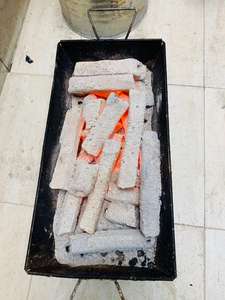 Briquettes de charbon de bois de sciure de bois dur du Vietnam de qualité supérieure pour barbecue – Teneur élevée en carbone fixe (91,3%), combustion longue durée, faible teneur en cendres - Product Image 3