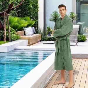 เสื้อคลุมอาบน้ำผู้ชาย Rizz International ผ้าเทอร์รี่ รักษ์โลก หรูหรา ยาวเต็มตัว แขนยาว แห้งเร็ว เนื้อนุ่ม สีเขียวล้วน คอวี สำหรับสปา - Product Image 1