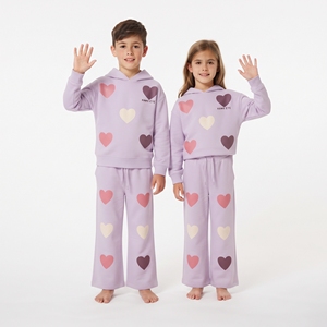 Conjunto de Sudadera con Capucha y Pantalones Anchos con Estampado de Corazones para Niños y Niñas, Ropa Deportiva Informal, Ropa Deportiva a Juego, Pedido al por Mayor - Product Image 3