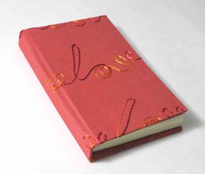 Carnet à couverture rigide avec feuille de couleur rouge et broderie en fil de soie assortie 'LOVE' - Product Image 2