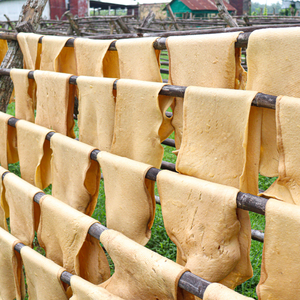 Lámina de caucho natural de alta calidad Vietnam Ngoc Chau, acanalada y ahumada, grado de moldeo por soplado, resistente a bajas temperaturas, uso médico. - Product Image 1