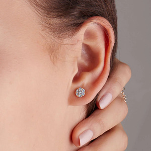 Pendientes de Oro Amarillo con Diamantes Cultivados en Laboratorio en Forma de Racimo Redondo - Product Image 2