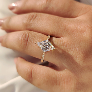 Anillo de Diamante con Corte Lozenge Exclusivo en Engaste Seguro de Puntas de Brújula, Oro de 10KT, 14KT, 18KT, Joyería Nupcial de Diamantes Cultivados en Laboratorio, Proveedor Mayorista - Product Image 1