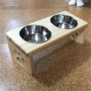 Double gamelle en bois pour chien, conçue pour une alimentation hygiénique et un retrait facile des bols lors du nettoyage - Product Image 2