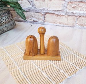 Salière et poivrière en bois pour accessoires de table, usage culinaire et organisation décorative de la cuisine à domicile - Product Image 1