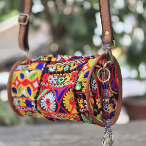 Bolso de hombro cilíndrico de lujo hecho a mano, estilo bohemio, bordado, con patchwork étnico, para mujer. - Product Image 1