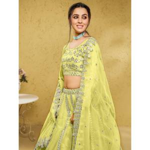 Lehenga Choli de Noche con Detalles en Dorado Amarillo Lima para Compromiso - Product Image 3
