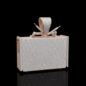 Pendentif Lettre YKTV Télévision Rétro Iced Out, Plaqué Or 925, Détails d'Antenne Micro Vintage et Grand Anneau Entièrement Sertis - Product Image 3