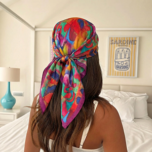 Foulard carré en soie imprimé de luxe pour femme, 70 cm, pour le cou, les cheveux, la plage, le hijab, le turban, le bandana, ou comme bandeau. - Product Image 1