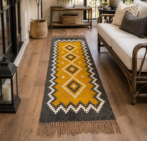 Tapis de couloir en laine et jute tissé à la main jaune moutarde, motif géométrique Kilim, style bohème tribal, pour entrée, sur mesure - Product Image 1