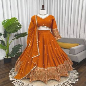 Conjunto de Lehenga de Seda Satinada VASTRA COTTAGE con Adornos de Lentejuelas y Blusa sin Coser con Dupatta de Georgette Sintética - Product Image 1