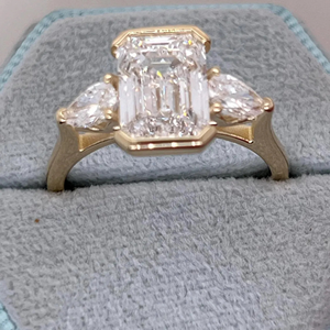 Bague de fiançailles à trois pierres en diamant de laboratoire taille émeraude, certifiée IGI, 3 carats E/VVS2, demi-sertie - Product Image 2