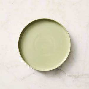 Assiette ronde en céramique noire artisanale avec motif texturé radial, écologique et compatible lave-vaisselle, pour une décoration moderne de la salle à manger - Product Image 2