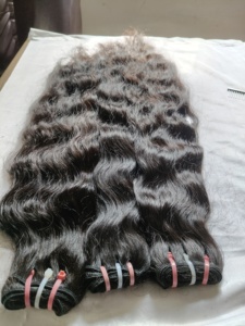 Extensions de cheveux humains bruts Remy d'Inde 28 pouces, double trame machine et cheveux en vrac, texture naturelle soyeuse ondulée, cheveux de donneur unique - Product Image 1