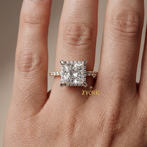 แหวนหมั้นเงินประดับเพชรซิคอนทรงเจ้าหญิง 1 กะรัต ความใส VVS2 รูปทรงลูกแพร์ ประดับเพชรข้างแบบสามเม็ด - Product Image 5