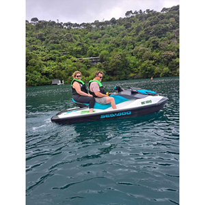 Jet ski haute vitesse avec moteur puissant pour des déplacements rapides sur l'eau et des activités sportives excitantes - Product Image 1