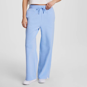 Pantalon de survêtement large bleu clair pour femme, taille mi-haute, avec cordon de serrage, poches latérales, détail de bouton sur le bas, ourlet ouvert - Product Image 1