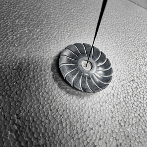 Porte-encens artisanal en pierre ollaire, rond, en pierre naturelle sculptée, brûleur d'encens, plaque attrape-cendres, décoration d'intérieur, aromathérapie - Product Image 1