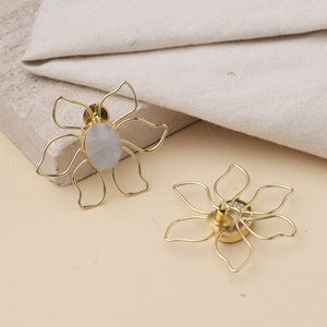 Pendientes de botón artesanales de latón chapado en oro con diseño floral y centro de piedra natural, joyería artística de flores para mujer - Product Image 2