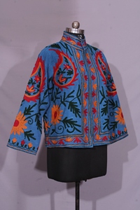 Veste TNT brodée Suzani bleue faite à la main – Motif floral folklorique sur le manteau. - Product Image 2