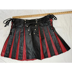Kilt pour homme en cuir noir et rouge, plissé, utilitaire, avec poche plate sur le devant - Product Image 2