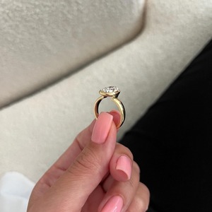 Bague de fiançailles et de mariage tendance pour femme en or jaune 18 carats avec diamant de laboratoire taille poire au design unique, sertie clos, clarté IGI VVS - Product Image 4