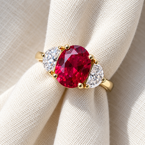 Anillo de Lujo con Tres Rubíes Ovalados y Detalles de Diamantes en Forma de Media Luna, Oro de 10K, 14K, 18K, Plata 925, 935, Joyería Fina - Product Image 1