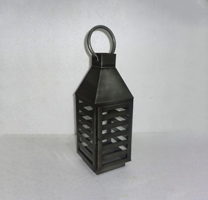 Farol de hierro con patrón de rejilla de listones, anillo superior para chimenea, asa y marco cuadrado para decoración del hogar - Product Image 1