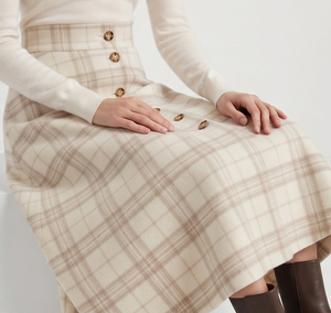 Falda Midi de Franela a Cuadros de Cintura Alta para Mujer con Detalles de Botones Delanteros, Estilo Vintage Personalizado, Color Crema - Product Image 3
