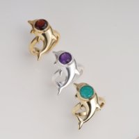Bague Dauphin Chrétienne en Laiton avec Pierre Précieuse Moku Jewellery, Amazonite Verte Sertie en Bezel, Plaqué Or 18K, Réglable, Glamour, Inspirée de l'Océan