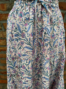 กระโปรงแม็กซี่สไตล์โบฮีเมียนสำหรับผู้หญิง ผ้าฝ้ายพิมพ์ลายบล็อก งานแฮนด์เมด ดีไซน์แบบจีปซี ทรงหลายชั้น เอวยางยืด ระบายอากาศได้ดี - Product Image 2