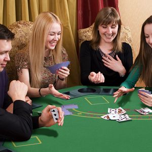 Tavolo da Poker Ottagonale Verde Pieghevole da 47 Pollici per Blackjack, Texas Hold'em e Altri Giochi con Vassoio Porta Fiches e Portabicchieri - Product Image 2