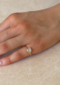 Anillo Ondulado con Diamante en Forma de Pera de 1 Quilate, Diamante Cultivado en Laboratorio y Moissanita, Anillo de Dedo Único Minimalista de Oro Sólido de 14K para Mujer, Regalo para Ella - Product Image 4