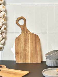 Planche à découper rectangulaire en bois avec poignée, finition naturelle, planche de cuisine monobloc - Product Image 1