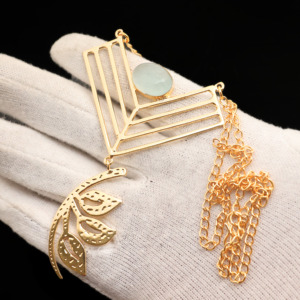 Collier en calcédoine naturelle plaqué or 18 carats – Bijou géométrique de créateur – Cadeau pour elle - Product Image 2