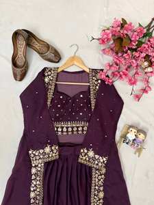 Elegante Conjunto de Lehenga Indo-Occidental Color Vino con Bordado, Combinación Perfecta de Tradición y Estilo que Realza la Belleza del Armario - Product Image 4